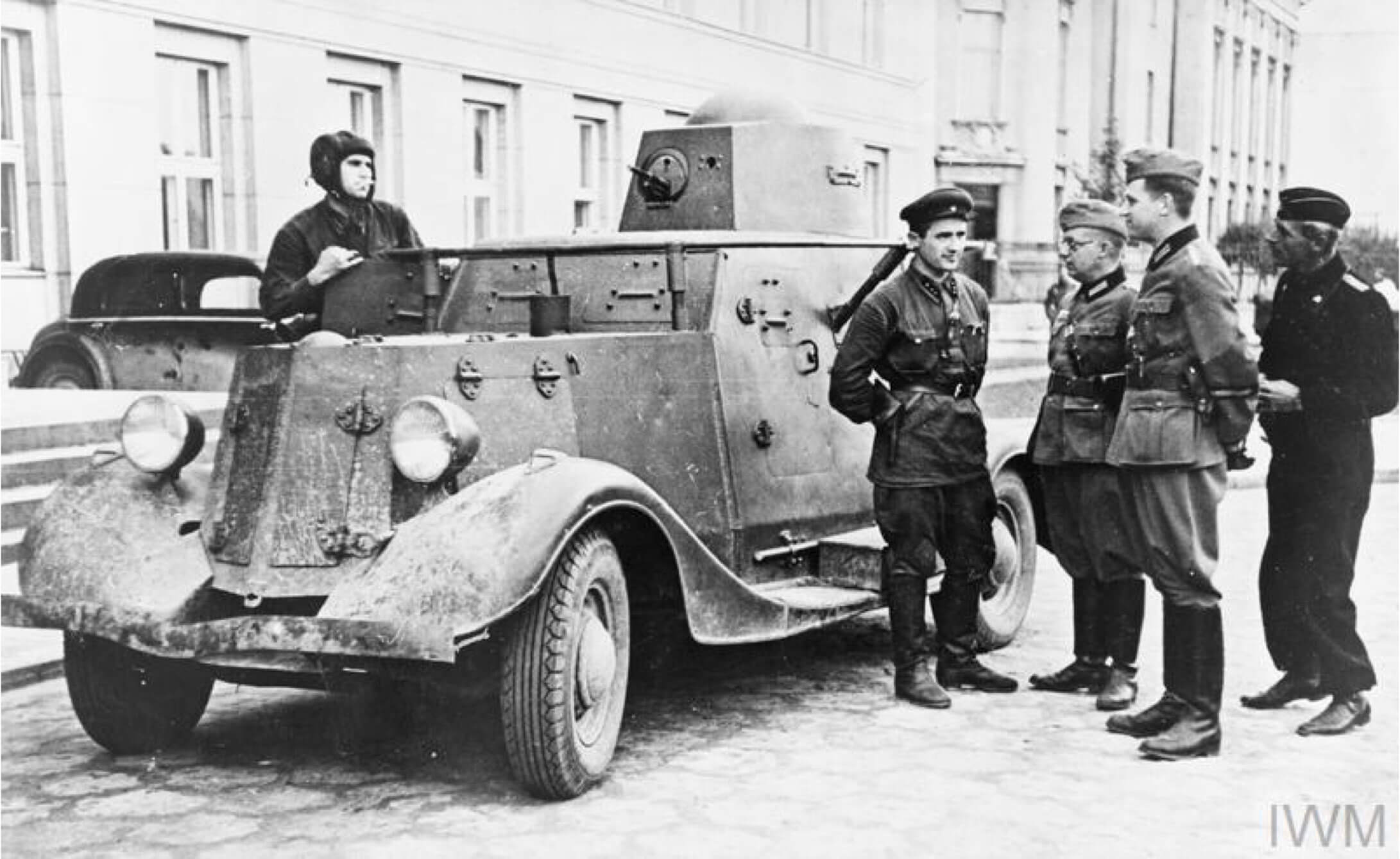 The two invading armies, Soviet and German, meet in 1939 in the captured Polish town of Brześć Litewski. Credit: British Imperial War Museums.